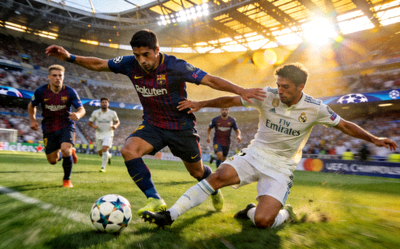 欧冠联赛决赛中球员激烈拼抢的瞬间