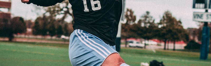 足球世界杯奖杯在灯光下闪耀的特写