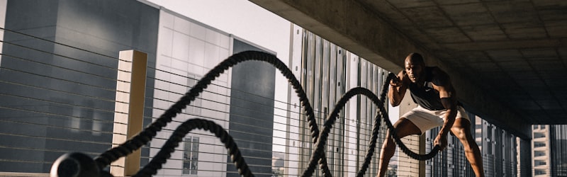 足球运动员在训练中练习射门技术